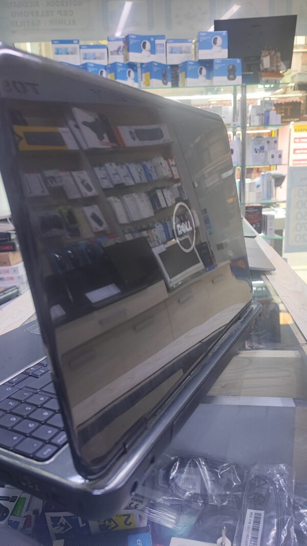 Dell i3-M370 2.40Ghz 4GB Ram 320GB HDD AMD HD4650 Grafik